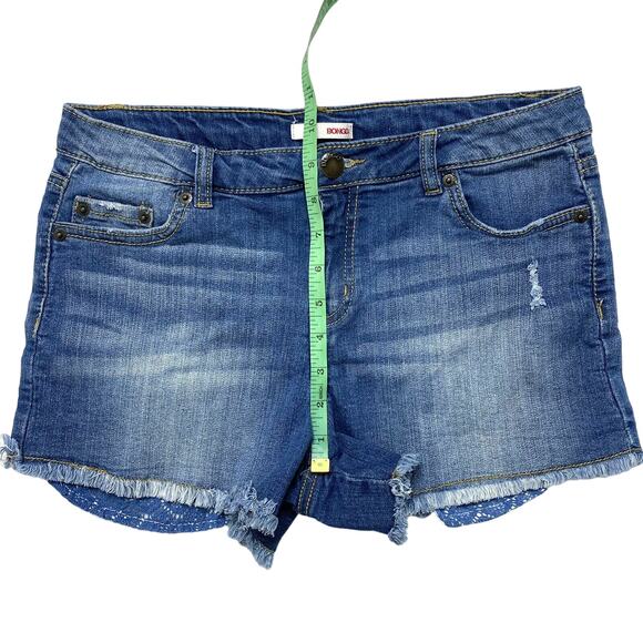 BONGO Peekaboo Pocket Denim Cutoff Shorts Size 7 Raw Hem Blue Lace Boho Midrise - Picture 7 of 8